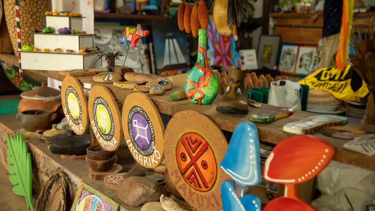Peças artísticas produzidas por Edinel Pereira com materiais reciclados, como latas e tampinhas, na Casa do Artista.